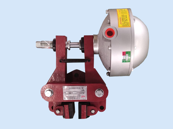 2、圖二為QDE常閉式鉗盤式制動器，比較常用在較大扭矩的剎車，如鋼材加工設(shè)備等；